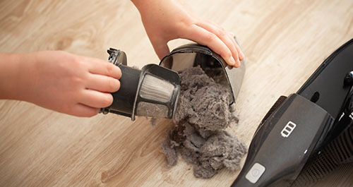 Emptying dust collector of hand vacuum