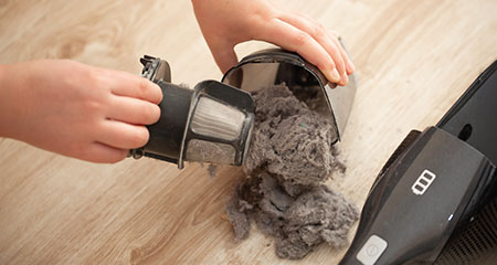 Emptying dust collector of hand vacuum
