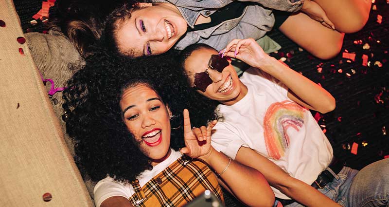 3 girls taking selfie