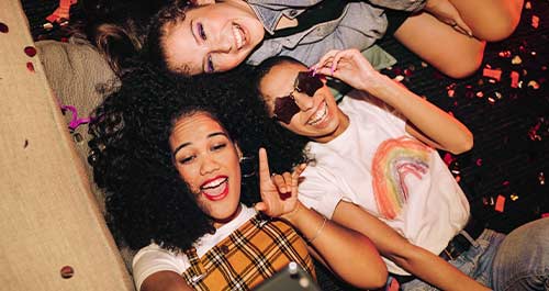 3 girls taking selfie