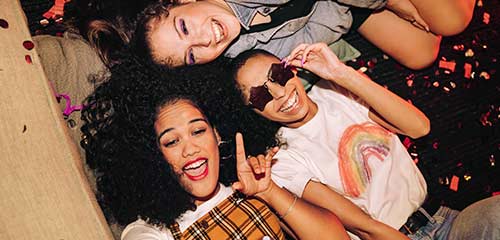 3 girls taking selfie